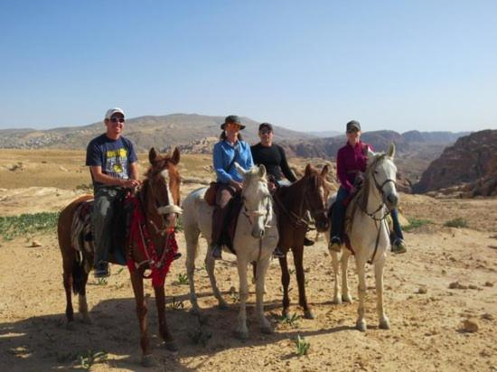 Happy Bedouin House Petra Bed and Breakfast Al Hayy Εξωτερικό φωτογραφία